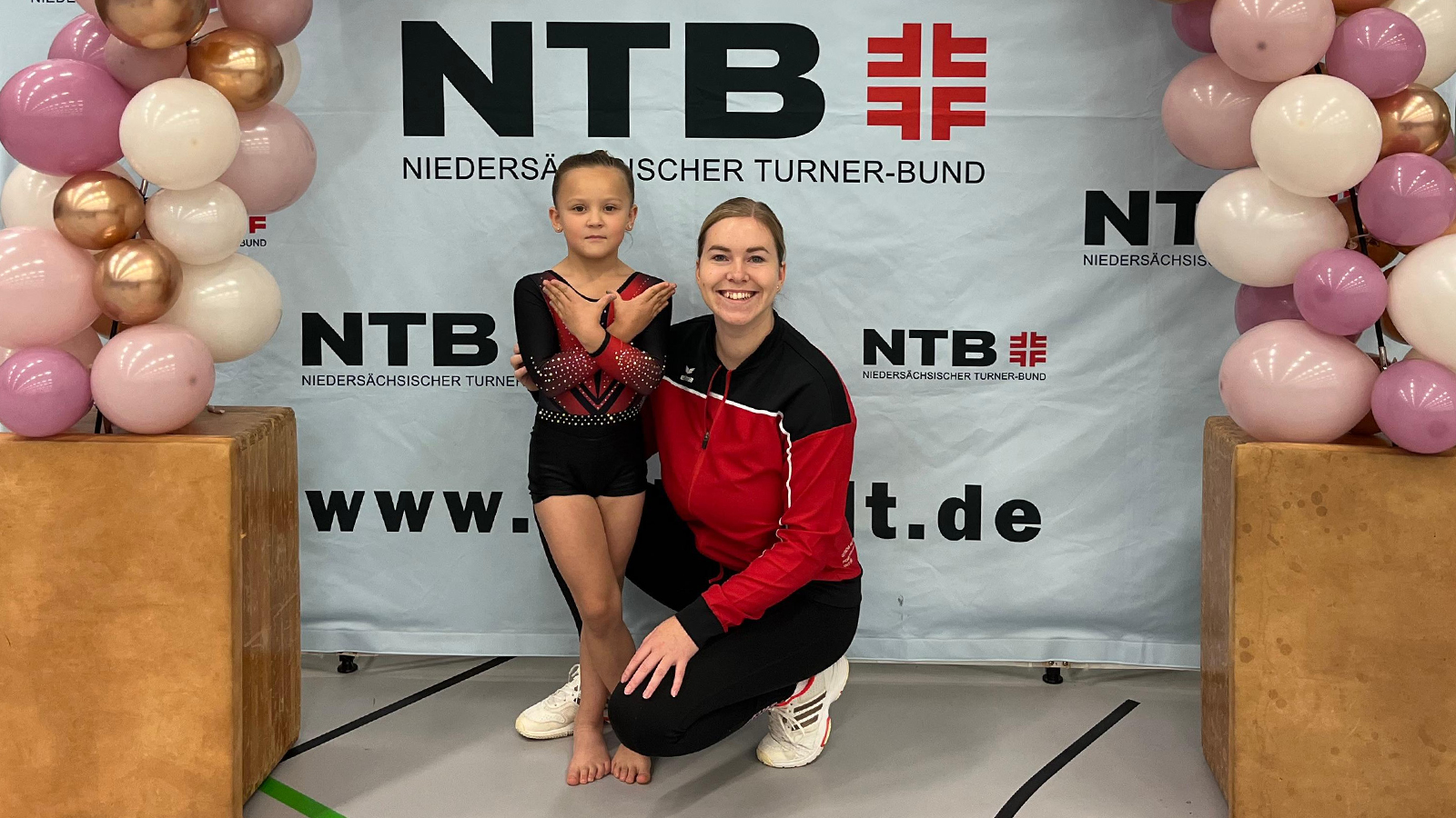 Milena Grunow und Trainerin Leandra freuten sich in Walsrode über die erfolgreichen Auftritte der TSV-Turnerinnen.